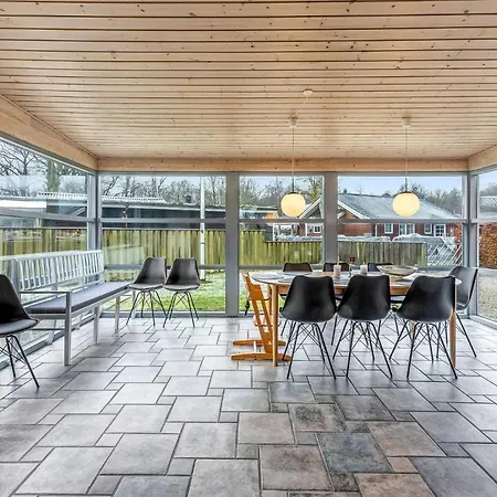 בית נופש 4 Bedroom Stunning In