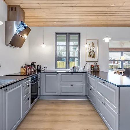 בית נופש 4 Bedroom Stunning In *