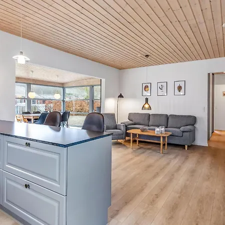 4 Bedroom Stunning In בית נופש הדרסלב