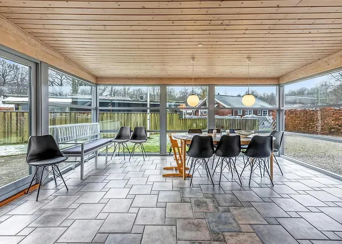 Feriehus 4 Bedroom Stunning In