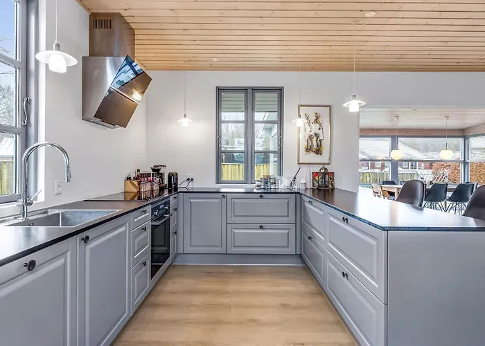 Feriehus 4 Bedroom Stunning In *